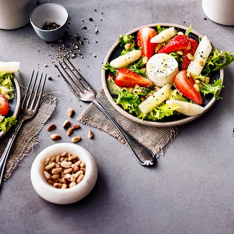 Unser Tipp für ein fruchtig-leichtes Sommergericht: Probieren Sie unseren Spargelsalat mit Erdbeeren und Ziegenkäse mit einer Vinaigrette aus gerösteten Pinienkernen – pikant und lecker!
