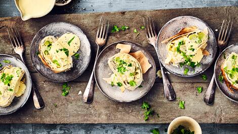 Vegetarische Delikatesse aus dem Ofen: Probieren Sie unseren Strudel mit zweierlei Spargel, Kartoffeln, Ziegenfrischkäse und Sauce Hollandaise verfeinert mit Senf!
