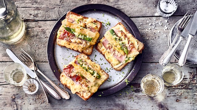 Spargeltoast mit Schinken