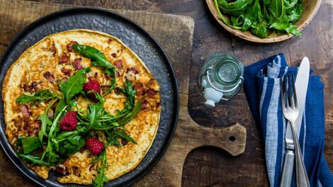 Süß trifft Salzig: Probieren Sie doch einmal Speckpfannkuchen mit einem Rucola-Beerensalat. Klassisch, schnell und super lecker!