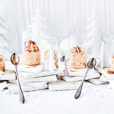 Unser Dessertvorschlag ist perfekt, um Ihre Gäste während der Weihnachtszeit zu verwöhnen. Die süße Creme wird dekorativ im Glas serviert.