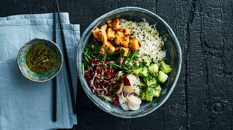 Von Bowls können wir gar nicht genug bekommen und da es so viele Möglichkeiten gibt, präsentieren wir hier eine davon: Unsere Spicy Bowl mit Lachs und Radicchio. 