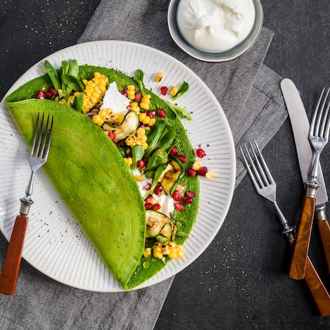 Selbstgemachte Spinat Crêpes mit Grillgemüse und Feldsalat und frischem Burrata sind nicht nur optisch ein Highligt: Sie schmecken auch noch herzhaft frisch. 