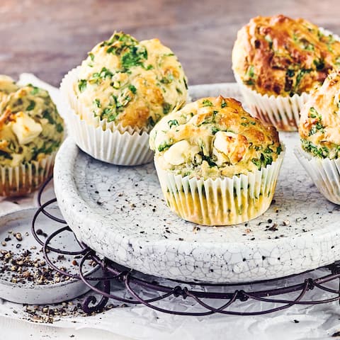 Herzhafte Muffins mit frischem Spinat und Feta sind so schnell gegessen wie sie zubereitet wurden. Ob für Zwischendurch, für die Mittagspause oder Partybuffet – die Muffins gehen einfach immer weg.