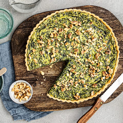 Köstliche Spinat-Käse-Mischung und knuspriger Mürbeteig ergeben diese leckere Spinat-Quiche, die Sie wunderbar Ihren Gästen oder der Familie servieren können.