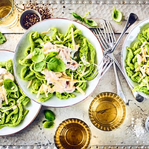 Quietsch-grün werden die selbstgemachten Spinatspätzle und sehen nicht nur super aus! Mit unserem Rezept für eine Ricotta-Walnuss-Sauce werden Sie besonders lecker!