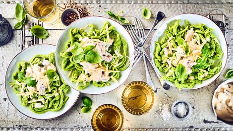 Quietsch-grün werden die selbstgemachten Spinatspätzle und sehen nicht nur super aus! Mit unserem Rezept für eine Ricotta-Walnuss-Sauce werden Sie besonders lecker!