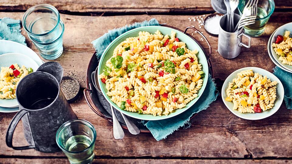 Ein Nudelsalat für Ihr Party-Büfett, der sich fix zubereiten lässt: Probieren Sie unseren Spirelli-Salat mit frischer Paprika und Frühlingszwiebeln!