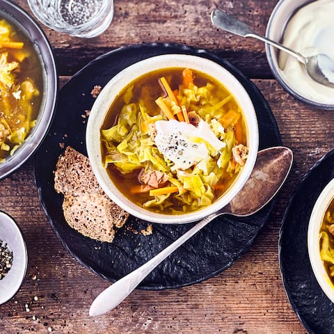 Spitzkohl goes Asia: Probieren Sie unsere Rezeptvariante für eine Suppe mit Karotten, Schinkenwürfeln, Sojasoße, Zitronengras und Ingwer einmal aus!