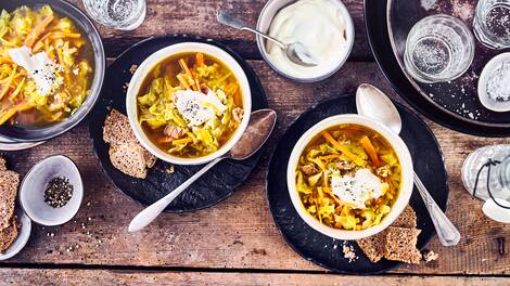 Spitzkohl goes Asia: Probieren Sie unsere Rezeptvariante für eine Suppe mit Karotten, Schinkenwürfeln, Sojasoße, Zitronengras und Ingwer einmal aus!