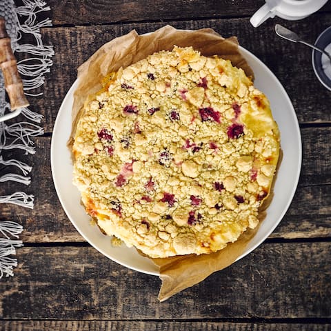 Stachelbeeren sind im Spätsommer reif und eignen sich hervorragend für dieses Sommergebäck: Probieren Sie unser Rezept für Streusel-Kuchen mit diesem säuerlichen Obst einmal aus - in nur 20 Minuten zubereitet!