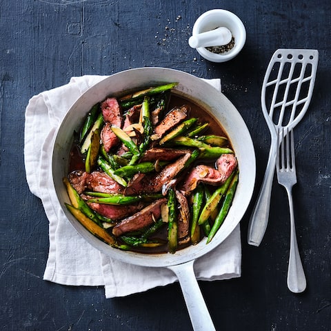 Nur 5 frische Zutaten, ein paar Kleinigkeiten aus dem Vorrat und ruckzuck haben Sie ein spannendes Gericht fertig: Unser Rezept für eine Steakpfanne mit grünem Spargel, Ingwer und Sojasauce. 