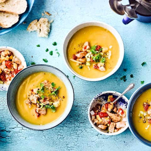 Steckrübensuppe mit Schweinefleisch in Schüsseln