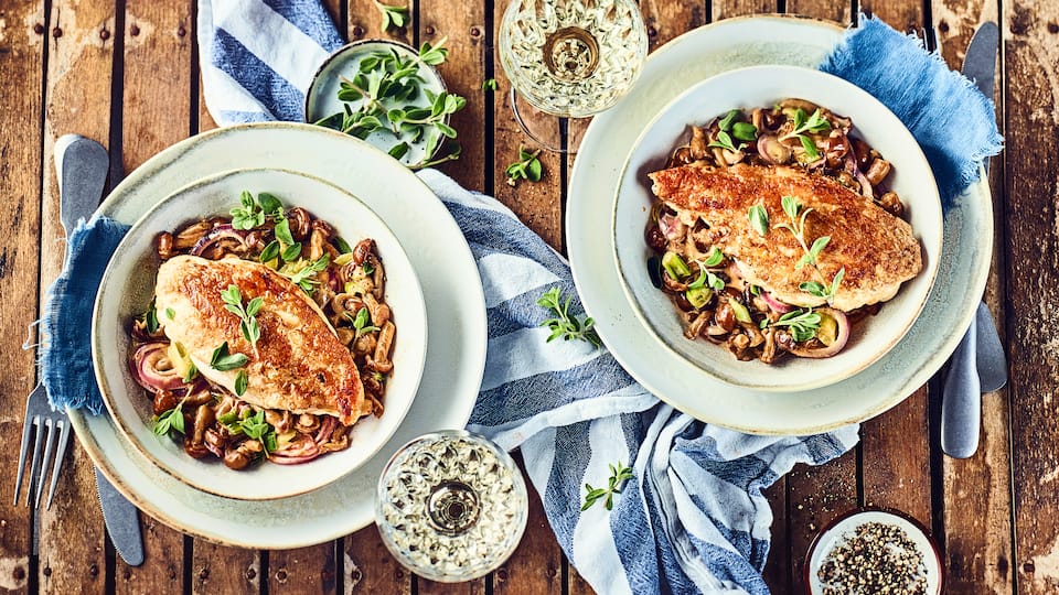 Unser Tipp für ein leckeres Pilzgericht: Probieren Sie unsere Stockschwämmchen mit gebratener Hähnchenbrust in pikanter Paprika-Sahne-Soße!