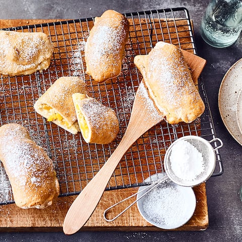 Dieses Gericht ist etwas für wahre Schleckermäulchen: Probieren Sie unsere süße Calzone vom Grill aus frischem Hefeteig mit einer sahnigen Füllung aus Mascarpone, Mango und Pistazienkernen!