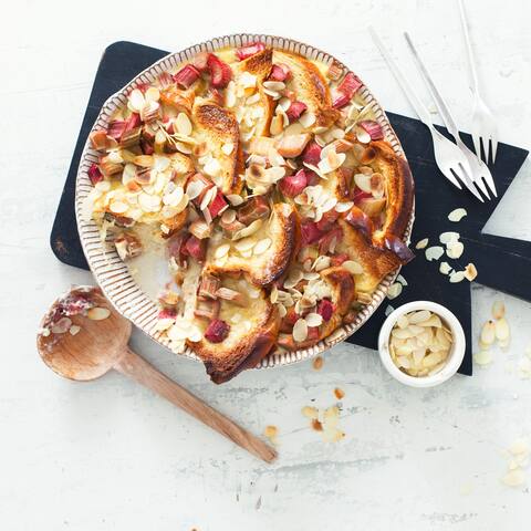 Sommerlicher Ofenschlupfer: Probieren Sie unseren süßen Brioche-Auflauf mit frischem Rhabarber und Mandelblättchen - als Hauptspeise oder Dessert!