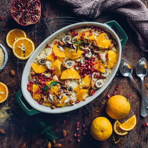 Couscous lässt sich wunderbar vielseitig verwenden und wir präsentieren Ihnen hier eine süße Variante mit Bananen, Mandeln und Vanille in unserem süßen Couscous-Auflauf.