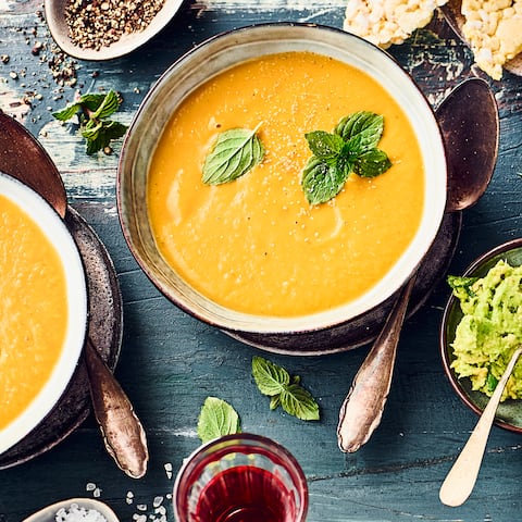 Probieren Sie unser Rezept für Süßkartoffel-Linsen-Suppe mit Maiswaffeln und Avocado aus. Frischer Ingwer und Kurkuma sorgen für eine würzig-indische Note. 