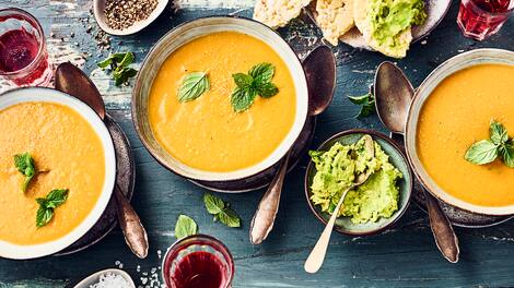 Probieren Sie unser Rezept für Süßkartoffel-Linsen-Suppe mit Maiswaffeln und Avocado aus. Frischer Ingwer und Kurkuma sorgen für eine würzig-indische Note. 