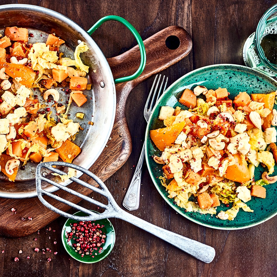 Süßkartoffel-Pfanne mit Cashewkernen und Granatapfel