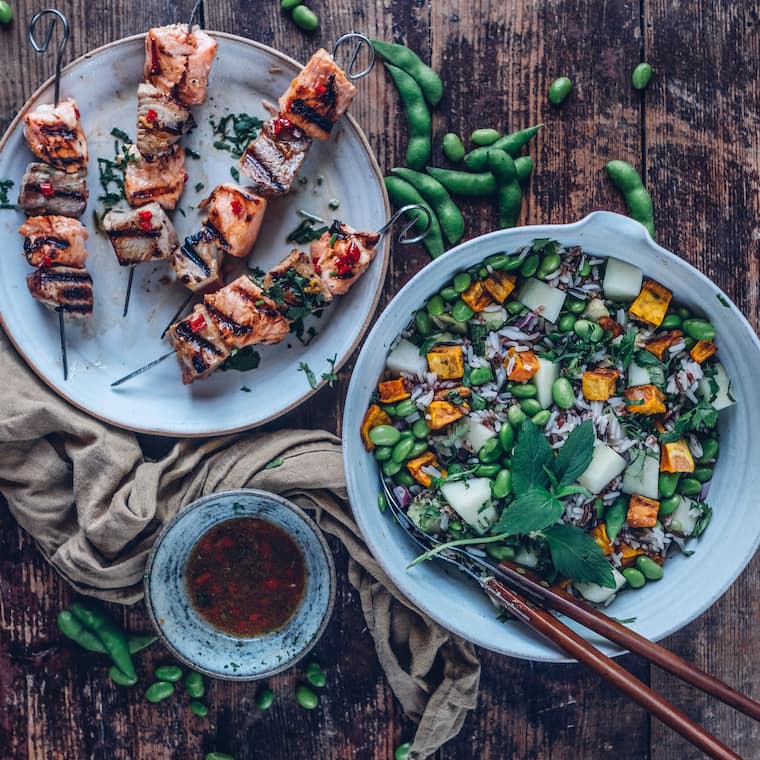 Süßkartoffel-Reis-Salat mit Fischspießen