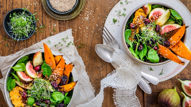 Probieren Sie unser Rezept für einen vegetarischen Süßkartoffel-Salat einmal aus: Als leckere Bowl mit Kichererbsen, frischen Feigen, Äpfeln und Spinat!