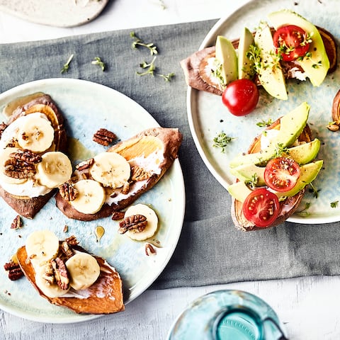 Weil wir die Idee so klasse finden, belegen wir die knusprigen Süßkartoffel-Toasts direkt einmal herzhaft mit Ziegenkäse, Tomaten und Avocado und einmal süß mit Quark, Banane und Ahornsirup. Hier sind Ihrer Fantasie aber keine Grenzen gesetzt.