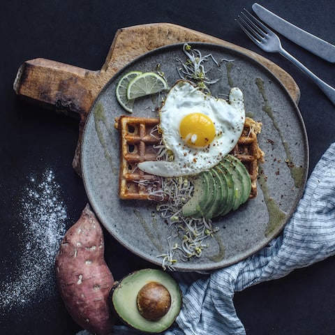 Lust auf Abwechslung? - probieren Sie unsere herzhaften Süßkartoffel-Waffeln. Außen knusprig und innen saftig. Dazu ein Spiegelei, Sprossen, Avocado und für ein aromatisches Topping Tabasco und Zitronensaft.