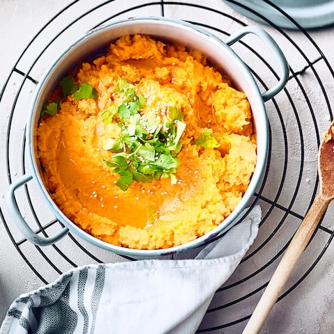 Eine super leckere Alternative zu klassischem Kartoffelpüree und in unserer Version auch noch vegan: Selbstgemachtes Süßkartoffelpüree mit Mandeldrink und etwas Sesamöl.