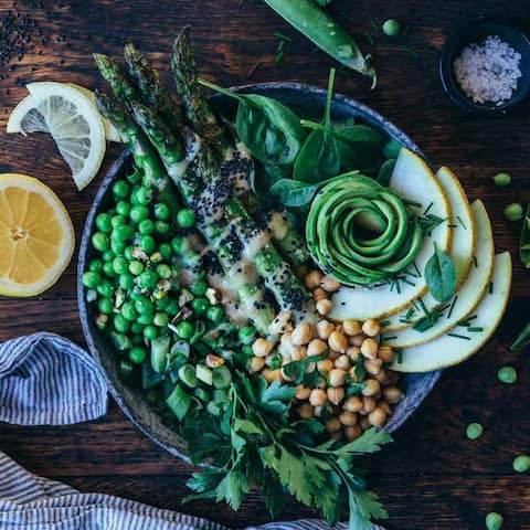 Mehr Grün geht fast nicht: Knackiger „Super-Green-Salad“ mit einer vollen Ladung Superfoods.