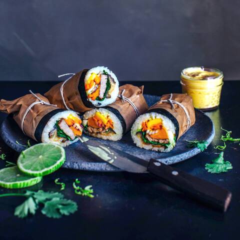 Sushi und Burrito mixen? Na klar! Probieren Sie doch einmal zum Mittag- oder Abendessen unser Rezept für einen leckeren Sushi Burrito mit Reis, Rinderfiletstreifen, Mango, Süßkartoffel, Aubergine und selbstgemachter Curry-Mayonnaise!