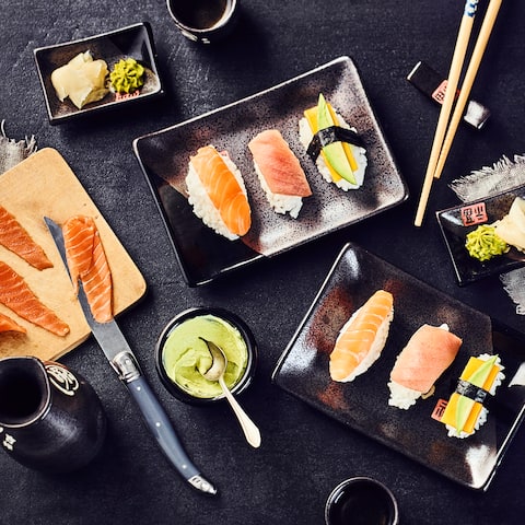 Sushi Nigiri ist geformter Sushi-Reis mit frischem Fisch wie Lachs oder Thunfisch oder vegetarisch wie unserem Rezept mit Mango und Avocado belegt. 