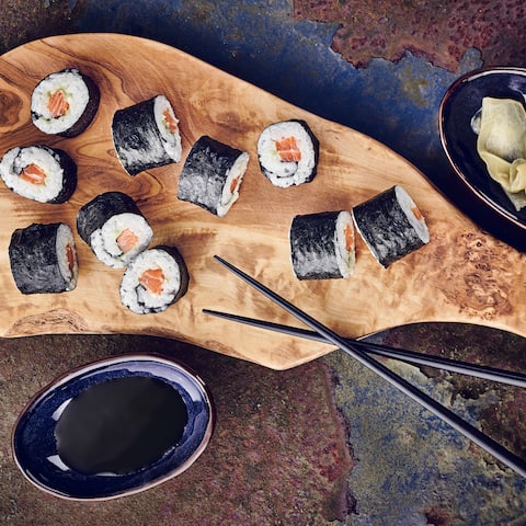 Sie möchten selbstgemachtes Sushi zuhause genießen? Entdecken Sie Sushi-Rezepte bei EDEKA und schlemmen Sie sich durch Maki, Nigiri, Sashimi & Co.