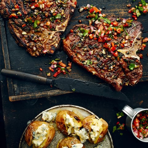 Zartes Rindfleisch, das köstlich gewürzt ist und auf der Zunge zergeht. Dazu Grillkartoffeln mit Blauschimmelkäse: ein kulinarischer Traum, den Sie mithilfe unseres Steak-Rezepts ganz einfach realisieren!
