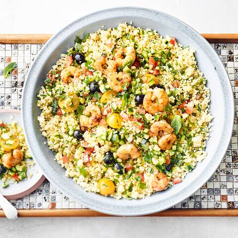 Bulgur, Gemüse und Kräuter: das ist Tabbouleh – ein schneller und leckerer Salat. Bereiten Sie mit unserem Rezept  eine würzige Hauptspeise mit Garnelen zu!