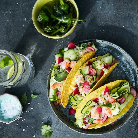 Tacos einmal anders befüllt: Probieren Sie doch einmal unsere vegetarische Variante und bieten Gurken, Garnelen, Koriander und selbstgemachte Mayonnaise dazu an. 