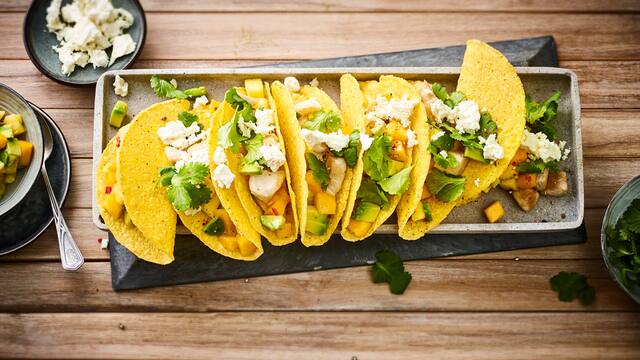 Tacos mit Hähnchenbrust und Fruchtsalat