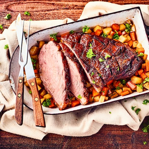 Deftiges aus dem Ofen: Probieren Sie unseren Tafelspitz-Braten mit Möhren, Petersilienwurzel und Sellerie, fein abgeschmeckt mit Lorbeer und Piment!