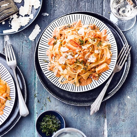 Köstlich wie beim Italiener: Tagliatelle al Salmone – Lachs in cremiger Weißwein-Sahne-Soße mit Tomaten verfeinert.