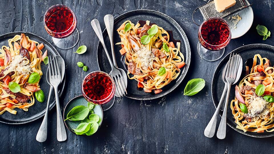 Appetit auf ein leckeres Pastagericht in Rotweinsoße? Dann probieren Sie doch mal unser Rezept für Tagliatelle al Vino Rosso aus: Mit Rinderfiletspitzen, frischen Tomaten und Kräutern – fertig in 30 Minuten!