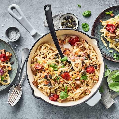 Ein schnelles und veganes Gericht für mittags oder abends: Tagliatelle in selbstgemachter Gemüse-Creme mit gebackenen Kirschtomaten.