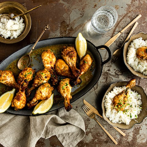 Der Name ist Programm: Tandoori heißt so viel wie „im Ofen zubereitetes Gericht“ und genauso wird es auch gemacht: Unser Tandoori Chicken mit Basmati-Reis.