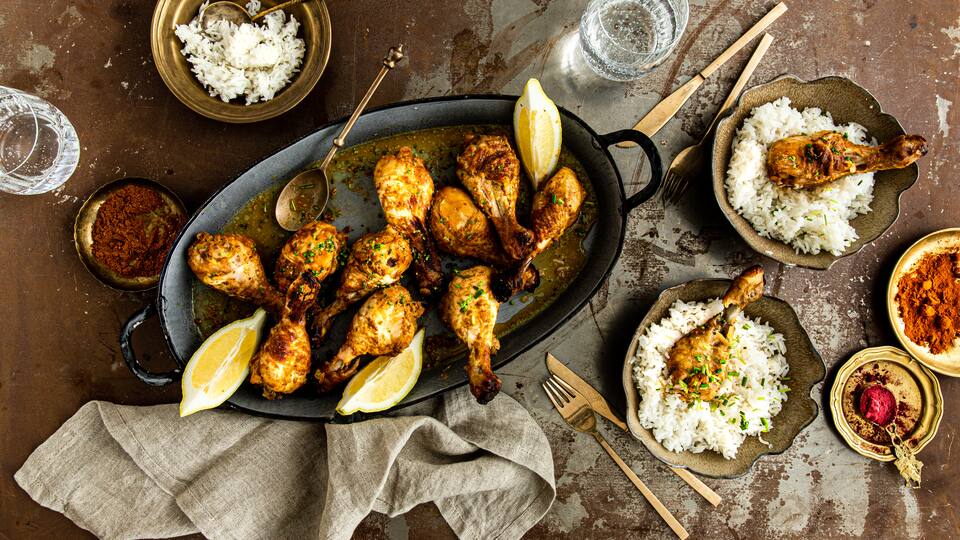 Der Name ist Programm: Tandoori heißt so viel wie „im Ofen zubereitetes Gericht“ und genauso wird es auch gemacht: Unser Tandoori Chicken mit Basmati-Reis.