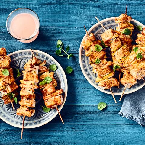 Spieße mit Putenschnitzel, mariniert in einer Tandoori-Paste - ein würziger indischer Imbiss. Passt gut zu Naan-Brot oder einem Salat. 
