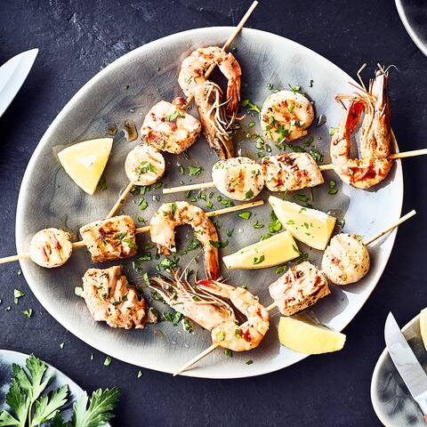 Mögen Sie die portugiesische Küche? Dann probieren Sie unsere Tapas mit Meeresfrüchten: Lachsfilet, Garnelen und Jakobsmuscheln in einer Marinade aus Zitronensaft, Oregano und Öl am Spieß gegrillt - pikant und lecker!