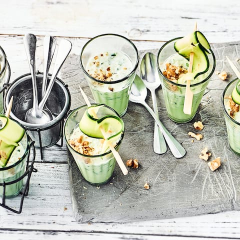 Kalte Gurkensuppe auf bulgarisch: Tarator besteht hauptsächlich aus Gurke, Joghurt und Wasser und wird mit viel Knoblauch, Limette, Walnüssen und Minze oder Petersilie serviert. 