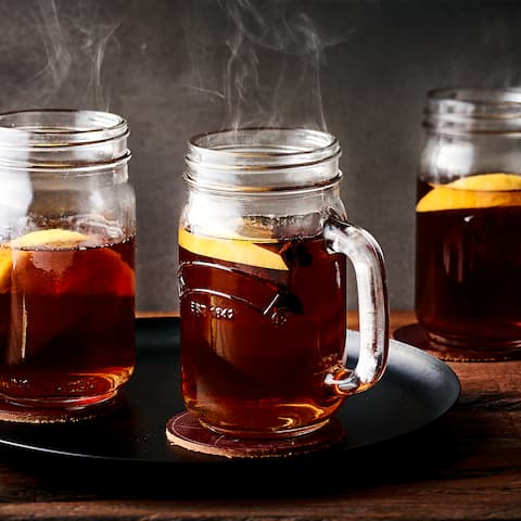 Ein wärmendes Getränk mit Schuss gefällig? Mischen Sie sich mit unserem Rezeptvorschlag einen köstlichen Grog mit Schwarztee, Zitrone, Zucker, Anis und braunem Rum!