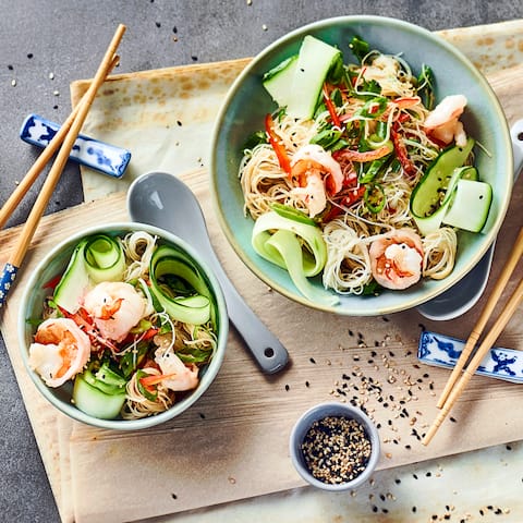 Sie mögen Meeresfrüchte? Dann probieren Sie unseren Thai-Nudelsalat mit Koriander, Gurke, Frühlingszwiebel und Garnelen – Urlaubsfeeling garantiert!