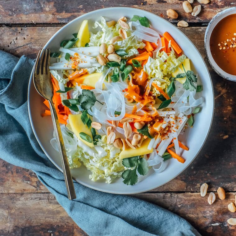 Thai-Nudelsalat mit Kohlrabi und Möhren