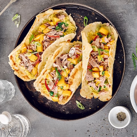 Köstlich! Unsere Thunfisch-Tacos mit Koriander, Mango-Salsa und Maiscreme - eine echte mexikanische Spezialität.
